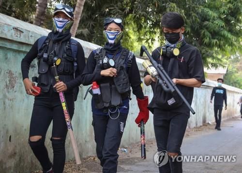 사제 무기 들고 나온 미얀마 시민들[EPA=연합뉴스]