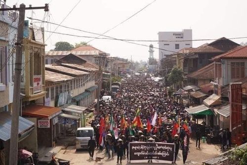 동부 샨주 캬욱메 지역의 반군부 거리시위 모습. 2021.5.2[SNS 캡처. 재판매 및 DB 금지]