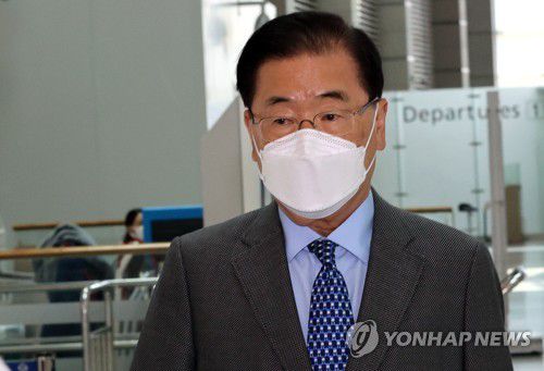 정의용 외교장관, G7외교장관회의 참석차 출국(영종도=연합뉴스) 서명곤 기자 = 정의용 외교부 장관이 2일 오전  영국 런던에서 열리는 주요 7개국(G7) 외교·개발장관회의 참석을 위해 인천국제공항 1터미널을 통해  출국하고 있다. 한국 외교장관이 G7 외교장관회의에 참석하기는 이번이 처음이다. 정 장관은 인도·태평양 지역 정세, 열린 사회, 보건·백신, 기후변화, 교육·성평등 등과 관련한 논의에 참여한다. 2021.5.2 seephoto@yna.co.kr