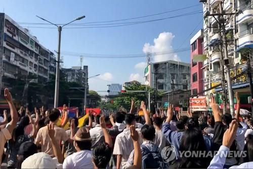 저항의 상징 '세손가락 경례'하는 미얀마 시민들[AFP=연합뉴스]