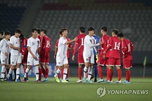 인사하는 남북 축구 대표팀[대한축구협회 제공. 재판매 및 DB 금지]