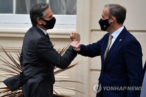 팔꿈치 인사하는 미국 국무장관과 영국 외무장관[AFP=연합뉴스]