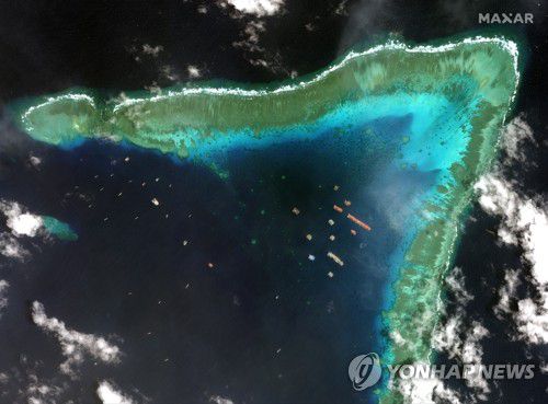 남중국해 암초 지역에 떼지어 정박 중인 중국 선박들[EPA=연합뉴스]