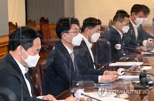 거시경제 금융회의 주재하는 이억원 기재부 1차관(서울=연합뉴스) 백승렬 기자 = 이억원 기획재정부 1차관이 4일 서울 은행회관에서 열린 거시경제 금융회의를 주재하고 있다. 2021.5.4 srbaek@yna.co.kr