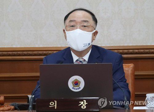 홍남기 국무총리 직무대행홍남기 국무총리 직무대행이 5월 4일 오전 정부서울청사에서 국무회의를 주재하고 있다. [연합뉴스 자료사진]