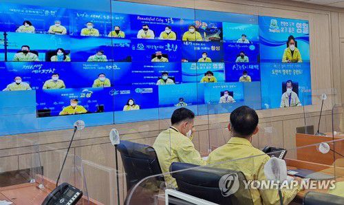 강원도 아프리카돼지열병 긴급방역 영상회의(춘천=연합뉴스) 최문순 강원도지사가 5일 영월군 돼지농장의 아프리카돼지열병(ASF) 발생에 따른 긴급방역 상황점검 영상회의를 주재하고 있다. 2021.5.5 [강원도 제공. 재판매 및 DB 금지] conanys@yna.co.kr