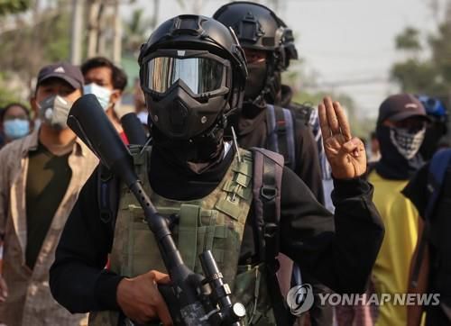 만달레이에서 사제 공기총을 들고 시위에 나선 시민. 2021.4.11[EPA=연합뉴스]