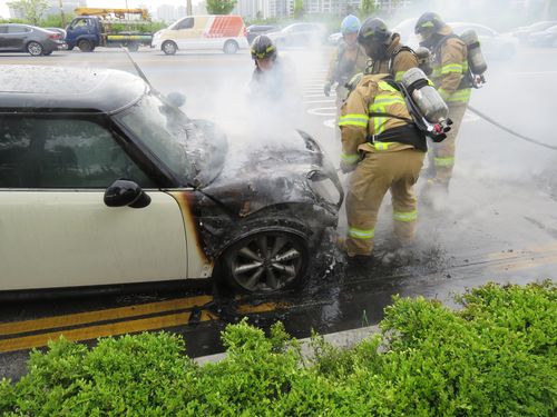 BMW 미니쿠퍼 차량서 불[인천 서부소방서 제공. 재판매 및 DB 금지]