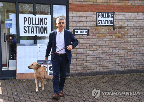 부인, 반려견 루나와 투표장에 온 사디크 칸 런던 시장[EPA=연합뉴스]