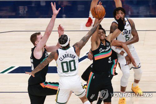 유타-샌안토니오 선수들 경기 모습[USA TODAY Sports=연합뉴스]