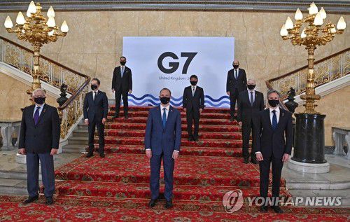 런던서 회동하는 G7 외무장관들(런던 AFP=연합뉴스) 호세프 보렐 유럽연합(EU) 고위외교ㆍ정책대표(왼쪽부터)와 하이코 마스 독일 외무장관, 루이지 디 마이로 이탈리아 외무장관, 도미닉 라브 영국 외무장관, 모테기 도미시쓰 일본 외무상, 장 이브 르 드리앙 프랑스 외무장관, 마르크 가르노 캐나다 외무장관, 토니 블링컨 미국 국무장관이 지난 4일(현지시간) 영국 런던에서 열리는 주요 7개국(G7) 외무장관 회의 개막에 앞서 사진 촬영을 하고 있다. G7 외무장관의 대면 회동하는 것은 2년여 만에 처음이다. jsmoon@yna.co.kr