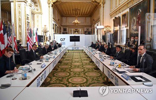 공동성명 발표한 G7 외교·개발장관들(런던 AFP=연합뉴스) 5일(현지시간) 영국 런던에서 주요 7개국(G7) 외교장관 회의가 진행되고 있다. G7 외교·개발장관들은 이틀 일정의 이번 회의를 마친 후 발표한 공동성명(코뮈니케)에서 중국과 러시아의 국제질서 위협과 인권 침해를 비판하고 신종 코로나바이러스 감염증(코로나19) 백신 생산 확대를 위해 협력하기로 다짐했다. 이와 함께 북한에 도발을 자제하고 비핵화 협상에 관여하라고 촉구하는 내용 등도 성명에 포함됐다 leekm@yna.co.kr