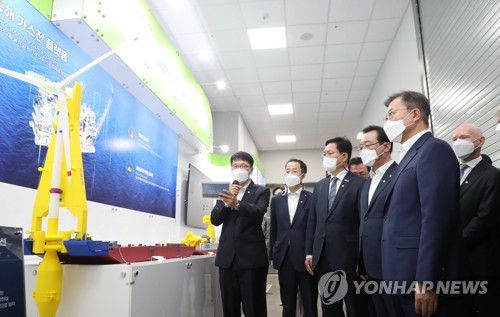 부유식 해상풍력 전시물 관람하는 문 대통령(울산=연합뉴스) 이진욱 기자 = 문재인 대통령이 6일 오후 울산광역시 남구 3D프린팅 지식산업센터에서 열린 '울산 부유식 해상풍력 전략 보고'에 참석, 전시된 부유식 해상풍력 모형을 노르웨이, 덴마크, 독일, 스페인 대사들과 함께 관람하고 있다. 2021.5.6 cityboy@yna.co.kr