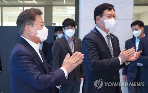 문 대통령과 송영길 신임대표(울산=연합뉴스) 이진욱 기자 = 문재인 대통령이 6일 오후 울산광역시 남구 3D프린팅 지식산업센터에서 열린 '울산 부유식 해상풍력 전략 보고'에 더불어민주당 송영길 신임대표와 참석해 있다. 2021.5.6 cityboy@yna.co.kr