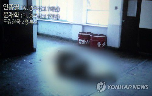 외신기자가 기록한 5·18 최후의 항전지(광주=연합뉴스) 6일 오후 광주 동구 옛 전남도청 별관에서 노먼 소프 5·18 기록사진 기증자료 특별전 언론공개행사가 열렸다. 전시는 노먼 소프가 아시아 월스트리트저널 서울지국 소속 기자로 1980년 5월 23일부터 27일까지 광주 현장에서 촬영한 사진, 당시 출입증과 카메라 등을 공개한다. 사진은 노먼 소프가 기록한 5·18 고교생 시민군의 마지막 모습. 2021.5.6 [문화체육관광부 옛전남도청복원추진단 제공. 재판매 및 DB 금지] hs@yna.co.kr