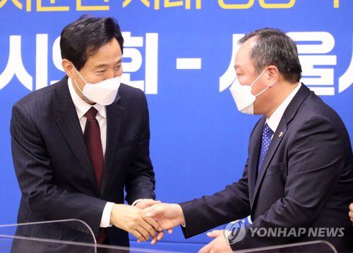 악수하는 오세훈 서울시장과 김인호 서울시의회 의장오세훈 서울시장과 김인호 서울시의회 의장이 지난달 19일 오후 서울 중구 서울시의회에서 열린 '서울시의회-서울시 업무협약식을 마친 뒤 악수하고 있다. [연합뉴스 자료사진]