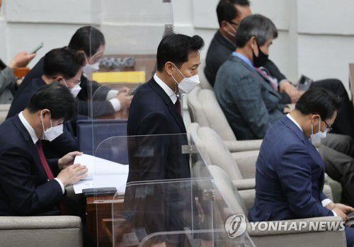 입장하는 오세훈 서울시장(서울=연합뉴스) 김인철 기자 = 오세훈 서울시장이 4일 중구 서울특별시의회에서 열린 제300회 임시회 제2차 본회의에 입장하고 있다. 2021.5.4 yatoya@yna.co.kr