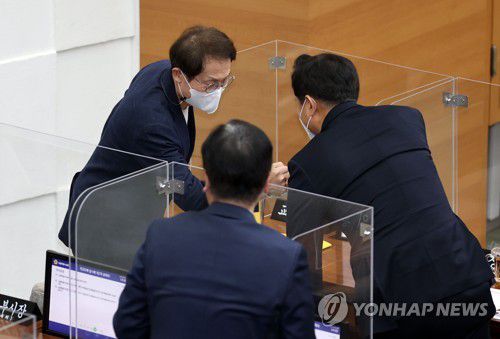 인사하는 오세훈과 조희연 오세훈 서울시장과 조희연 서울시교육감이 이달 4일 중구 서울특별시의회에서 열린 제300회 임시회 제2차 본회의를 마치고 인사하고 있다. [연합뉴스 자료사진]