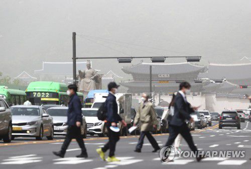 서울 미세먼지 경보 발령(서울=연합뉴스) 류영석 기자 = 서울에 미세먼지 경보가 발령된 7일 오후 서울 광화문 광장에서 바라본 경복궁 일대가 뿌옇다. 2021.5.7 ondol@yna.co.kr