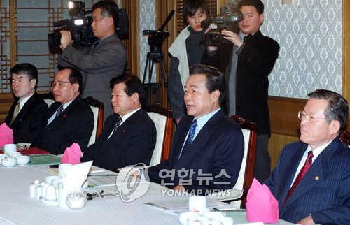 긴급 사회관계장관회의(자료사진/ 2000.12.21)21일 오전 중앙청사에서 이한동(李漢東) 국무총리 주재로 열린 긴급 사회관계장관회의에서 금융노조 총파업 대책등을 논의하고 있다./이희열  (서울=연합뉴스)      yihy@yna.co.kr (끝)  <저작권자 ⓒ 2000 연 합 뉴 스. 무단전재-재배포 금지.>