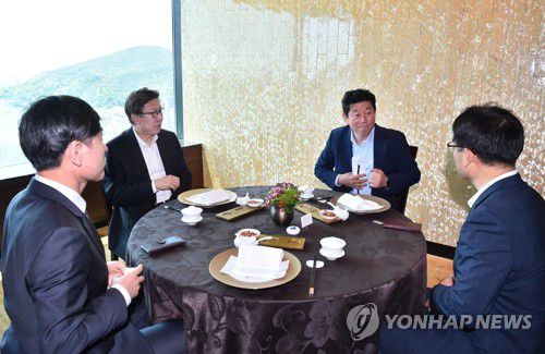 부산 여야정 오찬 간담회(부산=연합뉴스) 박형준 부산시장(사진 윗줄 왼쪽)이 9일 부산 부산진구 한 식당에서 여야정 오찬 간담회를 하고 있다. 박 시장 자리에서 시계 방향으로 박재호 더불어민주당 부산시당 위원장, 이성권 부산시 정무특보, 하태경 국민의힘 부산시당 위원장. 2021.5.9 [부산시 제공·재판매 및 DB 금지] pitbull@yna.co.kr