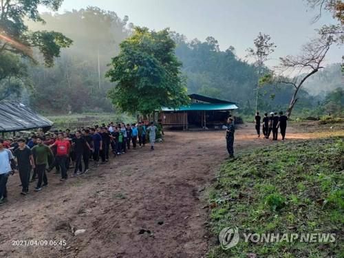 카렌민족연합(KNU) 캠프에서 군사훈련을 받는 이들. 2021.4.6[로이터=연합뉴스]