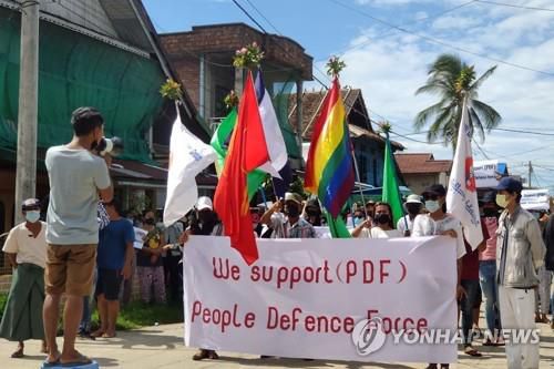 남부 다웨이에서 '시민방위군'(PDF) 지지 현수막을 들고 행진하는 시민들 2021.5.7[다웨이 와치/AFP=연합뉴스. 재판매 및 DB 금지]