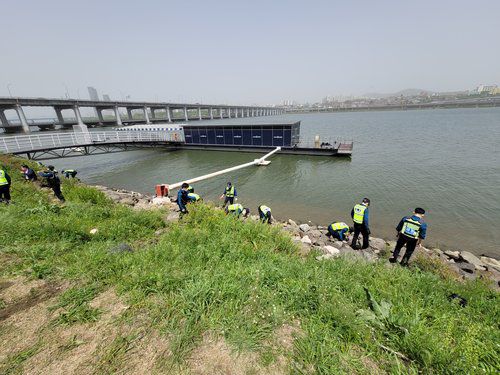 수색작업하는 경찰한강공원에서 실종됐다가 숨진 채 발견된 대학생 손정민(22) 씨의 사망 경위를 수사 중인 경찰이 8일 손씨 친구의 휴대전화 등을 찾기 위한 수색 작업을 이어갔다. [연합뉴스 자료사진]