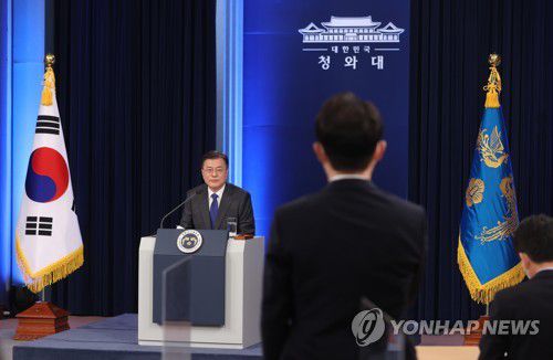 질문받는 문재인 대통령(서울=연합뉴스) 최재구 기자 = 문재인 대통령이 10일 청와대 춘추관 대브리핑룸에서 취임 4주년 특별연설을 마치고 취재진의 질문을 받고 있다. jjaeck9@yna.co.kr