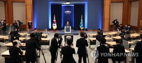 질문에 답하는 문 대통령(서울=연합뉴스) 최재구 기자 = 문재인 대통령이 10일 청와대 춘추관 대브리핑룸에서 취임 4주년 특별연설을 마치고 기자의 질문에 답하고 있다. 2021.5.10 jjaeck9@yna.co.kr