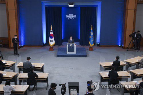 질문에 답하는 문 대통령(서울=연합뉴스) 최재구 기자 = 문재인 대통령이 10일 청와대 춘추관 대브리핑룸에서 취임 4주년 특별연설을 마치고 기자의 질문에 답하고 있다. 2021.5.10 jjaeck9@yna.co.kr