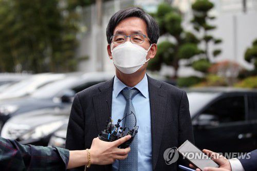 '전두환 불출석' 홀로 법정 나온 정주교 변호사(광주=연합뉴스) 천정인 기자 = 사자 명예훼손 혐의를 받는 전두환 전 대통령의 항소심 첫 공판이 예정된 10일 오후 광주 동구 광주지법 앞에서 전씨 측 법률대리인인 정주교 변호사가 홀로 재판에 출석하고 있다. 일반적인 형사 재판의 경우 첫 재판(인정심문)에 피고인이 반드시 출석해야하지만 전씨 측은 "의무가 아니다"며 불출석을 예고했다. 2021.5.10 iny@yna.co.kr