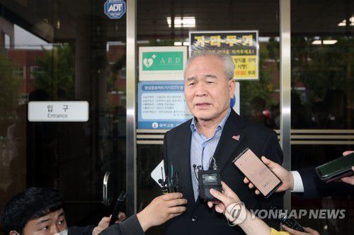 "전두환 출석해야" 5·18 단체 측 반발(광주=연합뉴스) 천정인 기자 = 사자 명예훼손 혐의를 받는 전두환 전 대통령의 항소심 첫 공판이 예정된 10일 오후 광주 동구 광주지법 앞에서 정동년 5·18 기념재단 이사장이 전씨의 재판 출석 등을 촉구하는 발언하고 있다. 일반적인 형사 재판의 경우 첫 재판(인정심문)에 피고인이 반드시 출석해야하지만 전씨 측은 "의무가 아니다"며 불출석을 예고했다. 2021.5.10 iny@yna.co.kr