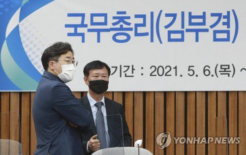 김부겸 국무총리 후보자 심사 경과보고서 채택 불발(서울=연합뉴스) 안정원 기자 = 더불어민주당 박찬대 의원(왼쪽)이 10일 오후 서울 여의도 국회에서 김부겸 국무총리 후보자 임명동의안 심사 경과보고서 채택 관련 인사청문회 전체 회의를 앞두고 대화하고 있다. jeong@yna.co.kr