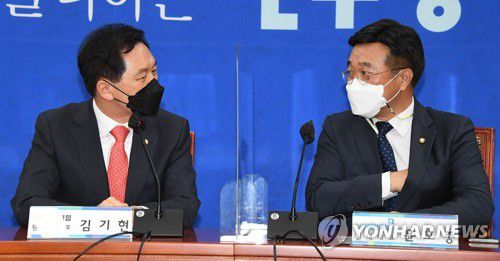 더불어민주당 윤호중 원내대표(오른쪽)와 국민의힘 김기현 원내대표가 5월 4일 서울 여의도 국회에서 대화하고 있다.[연합뉴스 자료사진]