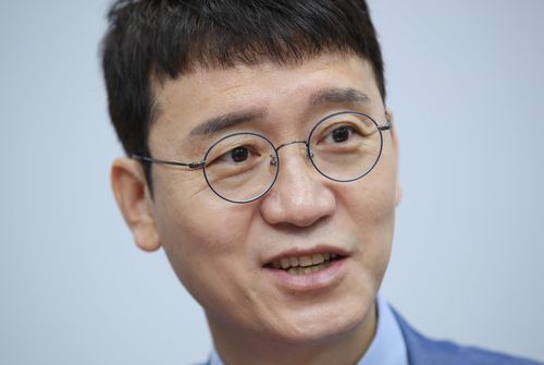 연합뉴스와 인터뷰하는 김웅 의원    (서울=연합뉴스) 진성철 기자 = 국민의힘 당대표 선거 출마를 준비중인 김웅 의원이 국회 의원회관 사무실에서 연합뉴스와 인터뷰하고 있다. 2021.5.12
    zjin@yna.co.kr