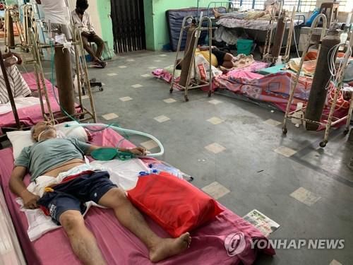 인도 실리구리의 한 병원에서 치료받는 코로나19 환자. [AFP=연합뉴스]