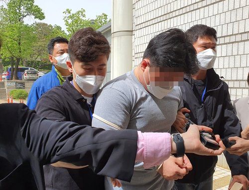 '택시기사 무차별 폭행' 20대 영장심사 출석도로에서 택시기사를 폭행해 다치게 한 혐의를 받는 20대 남성 A씨가 지난 7일 오후 구속 전 피의자심문(영장실질심사)을 받기 위해 서울 서초구 서울중앙지방법원으로 들어서고 있는 모습. 박씨는 지난 5일 서울 관악구 신림동 난곡터널 부근에서 자신이 탔던 택시를 몰던 60대 택시기사를 도로에 넘어뜨린 뒤 여러 차례 주먹으로 폭행한 혐의를 받고 있다. [연합뉴스 자료사진]