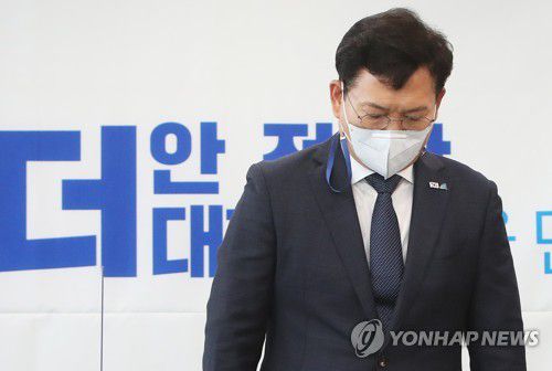 고 이선호씨 추모 묵념하는 송영길 대표(평택=연합뉴스) 홍기원 기자 = 더불어민주당 송영길 대표가 12일 오전 경기도 평택시 포승읍 평택항만공사에서 열린 현장최고위원회의에서 이선호 씨를 추모하며 묵념하고 있다. 더불어민주당은 최근 평택항 부두에서 화물 컨테이너 적재 작업을 하다가 숨진 고(故) 이선호 씨의 사고 현장을 찾아 안전 위험 요소를 점검하고 재발방지 대책을 논의할 방침이다. 2021.5.12 xanadu@yna.co.kr