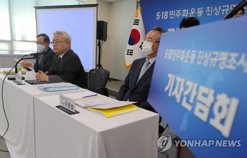 5·18 민주화운동 진상규명조사위원회 기자간담회(서울=연합뉴스) 이정훈 기자 = 12일 오후 서울 중구 나라키움저동빌딩에서 열린 5·18 민주화운동 진상규명조사위원회 기자간담회에서 송선태 위원장이 취재진의 질문을 듣고 있다.
    왼쪽부터 안종철 부위원장, 송 위원장, 이종협 상임위원. 2021.5.12 uwg806@yna.co.kr