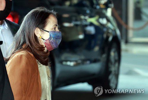 헤인스 미국 국가정보국장 방한(서울=연합뉴스) 홍해인 기자 = 방한한 애브릴 헤인스 미국 국가정보국(DNI) 국장이 12일 오후 서울 시내 한 호텔로 들어가고 있다. 
    헤인스 국장은 미국 중앙정보국(CIA)과 연방수사국(FBI) 등 15개 정보기관을 총괄하는 미국의 여성 최초 정보수장이다. 2021.5.12 hihong@yna.co.kr