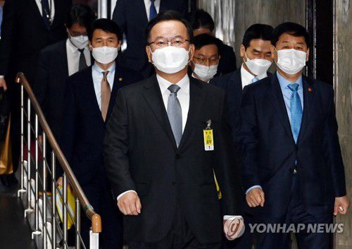 인사청문회 입장하는 김부겸 총리 후보자 김부겸 국무총리 후보자가 5월 6일 서울 여의도 국회에서 열린 인사청문회에 입장하고 있다. [연합뉴스 자료사진]