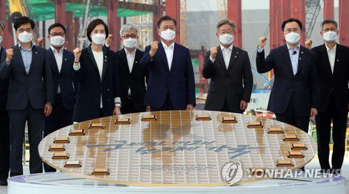 기념사진 촬영하는 문 대통령(평택=연합뉴스) 최재구 기자 = 문재인 대통령이 13일 오후 경기 평택시 삼성전자 평택단지 3라인 건설현장에 마련된 야외무대에서 열린 'K-반도체 전략 보고'에서 '반도체 생태계 강화 연대 협력 협약식'을 마친 후 참석자들과 기념촬영을 하고 있다. jjaeck9@yna.co.kr