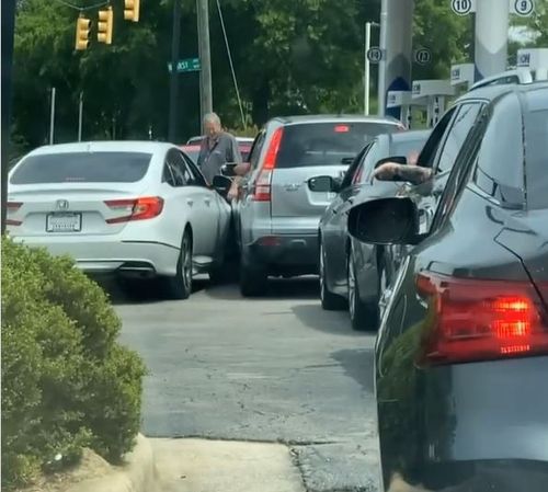 지난 12일(현지시간) 미국 노스캐롤라이나주의 한 주유소 앞에 줄지어 선 차량들. 한 차량이 끼어들다 접촉사고가 발생했다.
[@shaaddeez 인스타그램 캡처. 재판매 및 DB 금지.]