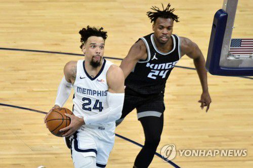 돌진하는 브룩스[AP=연합뉴스]