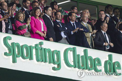 스포르팅 우승 확정 경기 관전하는 호날두 모친(왼쪽에서 3번째)[EPA=연합뉴스]