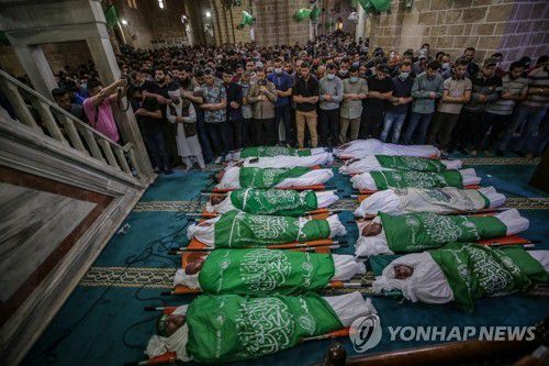 이스라엘 공습 희생자들 장례식에 모인 팔레스타인인들(가자 EPA=연합뉴스) 팔레스타인 가자 시티에서 13일(현지시간) 주민들이 이스라엘 공습의 희생자 15명의 장례식에 모여 있다. 가자 지구 보건부는 이스라엘의 연속적인 보복 공습으로 어린이 13명을 포함해 최소 65명의 팔레스타인인들이 숨졌다고 밝혔다. jsmoon@yna.co.kr