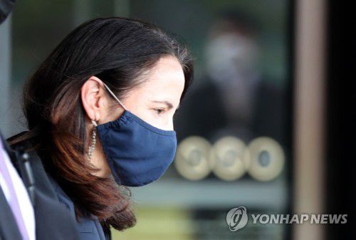 철통 경호 속 이동하는 미 국가정보국장(서울=연합뉴스) 백승렬 기자 = 방한 중인 애브릴 헤인스 미국 국가정보국(DNI) 국장이 14일 오전 서울 시내 한 호텔을 나서고 있다. 2021.5.14 srbaek@yna.co.kr