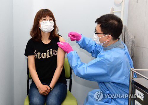 아스트라제네카 백신 2차 접종 시작(부산=연합뉴스) 아스트라제네카(AZ) 백신 2차 접종이 시작된 14일 부산 사상구보건소에서 정신건강사회복지사 윤미정씨가 AZ 2차 접종을 받고 있다. 2021.5.14 [부산 사상구 제공. 재판매 및 DB 금지] handbrother@yna.co.kr