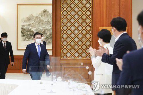 문 대통령, 민주당 지도부 초청 간담회 참석(서울=연합뉴스) 최재구 기자 = 문재인 대통령이 14일 오전 청와대에서 열린 더불어민주당 지도부 초청 간담회에 참석하고 있다. 2021.5.14 jjaeck9@yna.co.kr